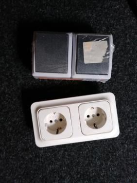 Dubbel inbouwstopcontact en 2 opbouw lichtschakelaars