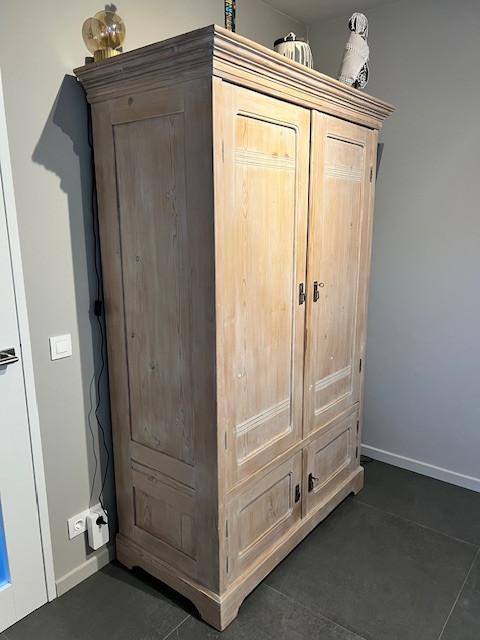 Mooie Whitewashed grenen kast