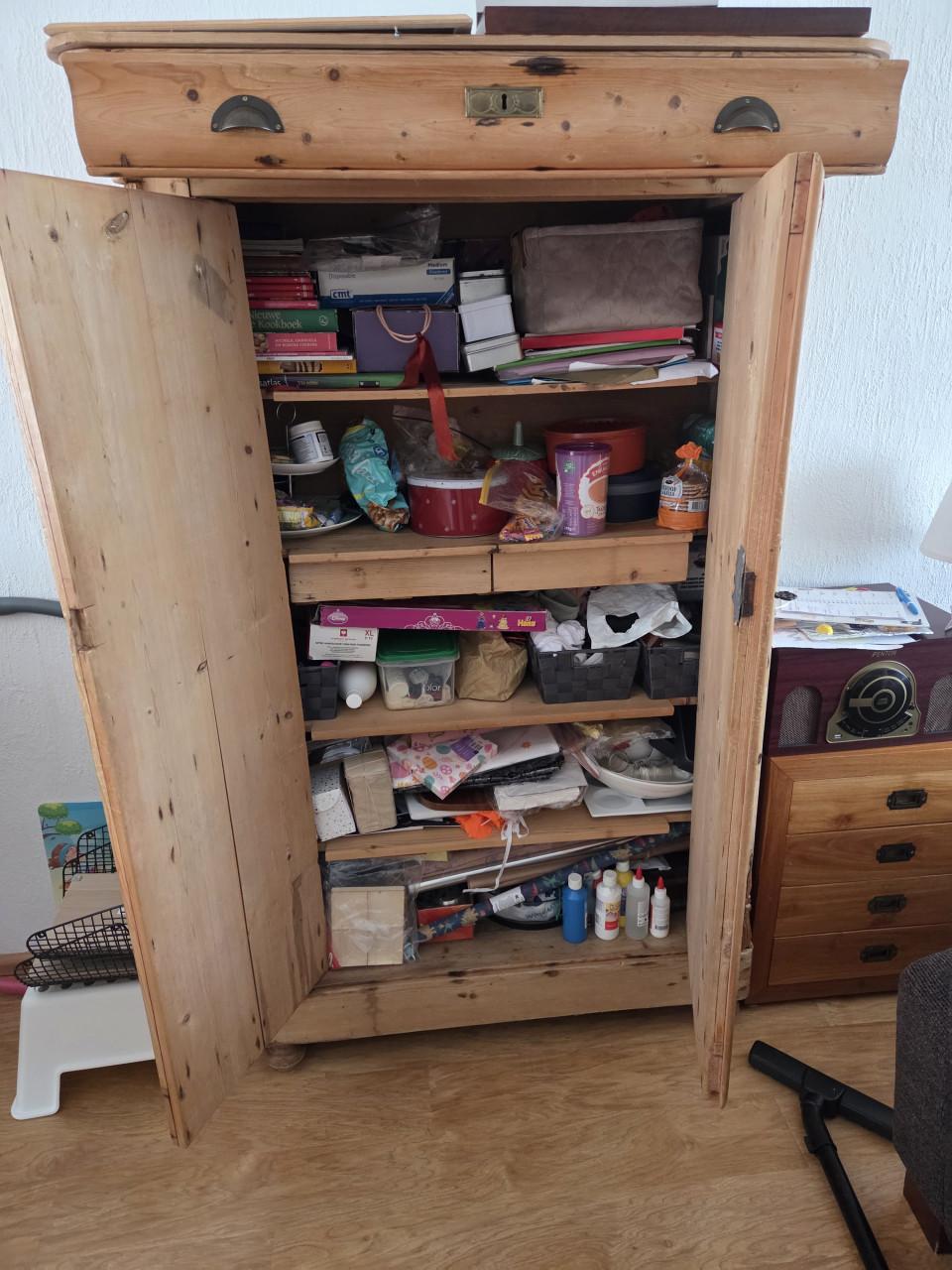 Meidenkast antiek grenen