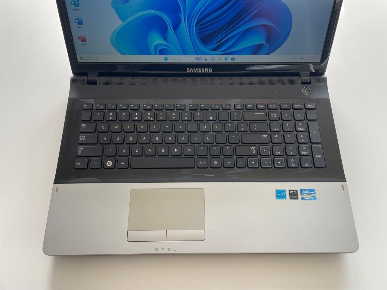 Samsung 17 inch laptop | Windows 11 SSD 8GB RAM Office + Muis