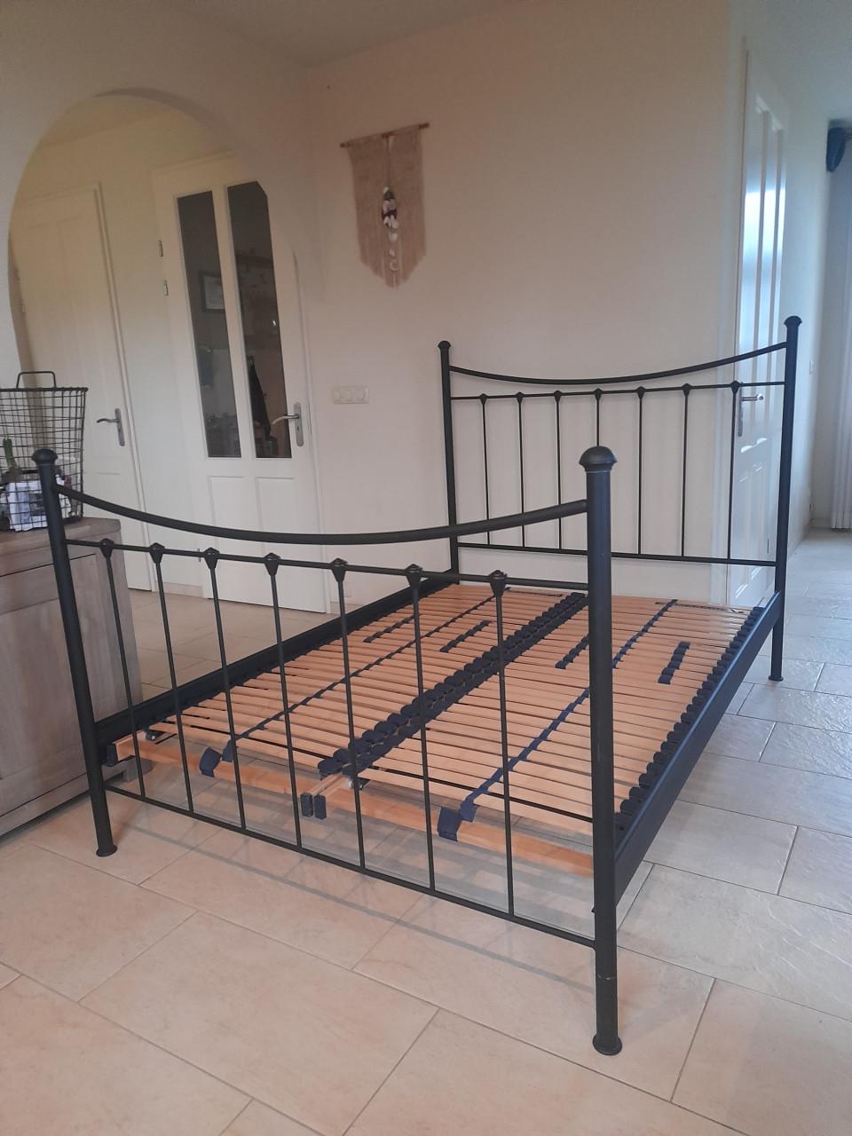 Zwart metalen bed 140 x 200 (in goede staat )
