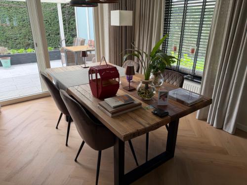 Eetkamertafel met stoelen
