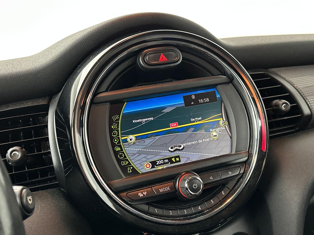 Mini Cooper 5 deurs in zeer nette staat in de kleur white-silver metalic