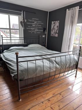 2-persoonsbed met nachtkastjes en make up tafel industrieel