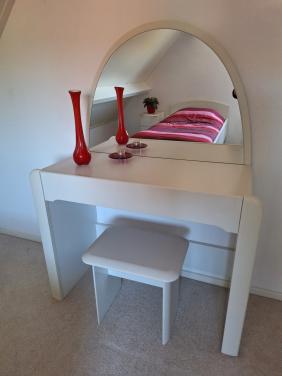 Meubel met spiegel inclusief kruk