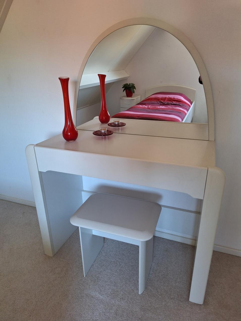 Meubel met spiegel inclusief kruk