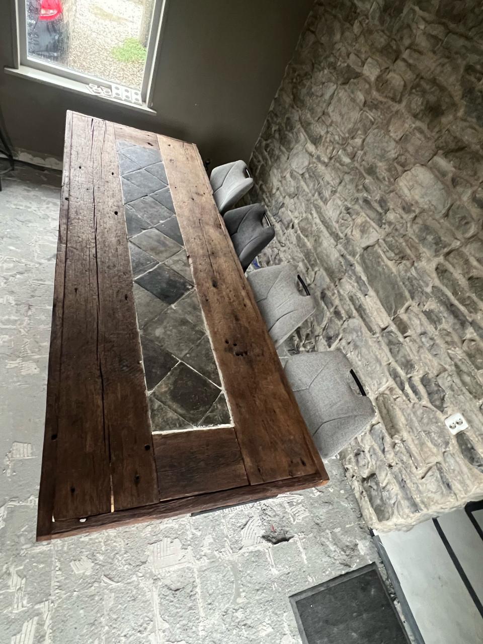 Stoere doorleefde eettafel