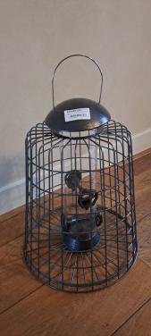 Voedersilo voor tuinvogels, met beschermkooi