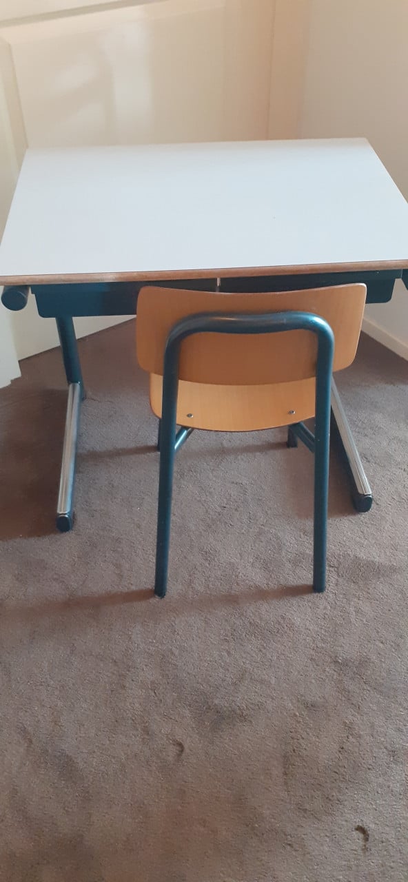Origineel school bureau met stoel