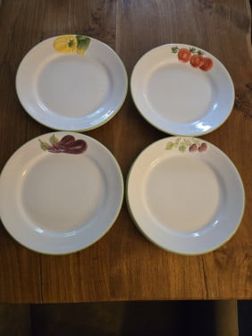 8 borden 21.5 cm met relief groenten op de rand. Z.g.a.n.