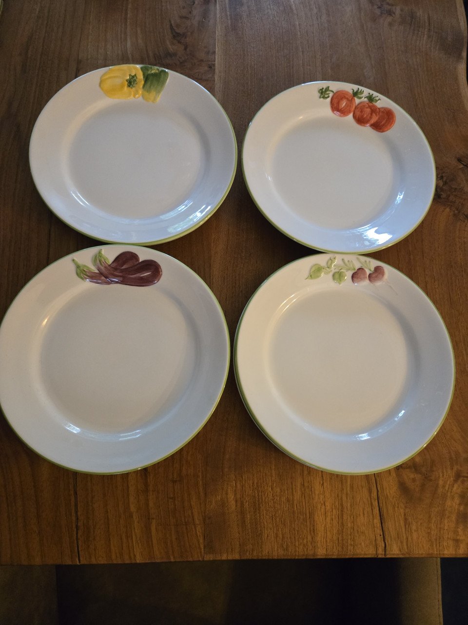 8 borden 21.5 cm met relief groenten op de rand. Z.g.a.n.