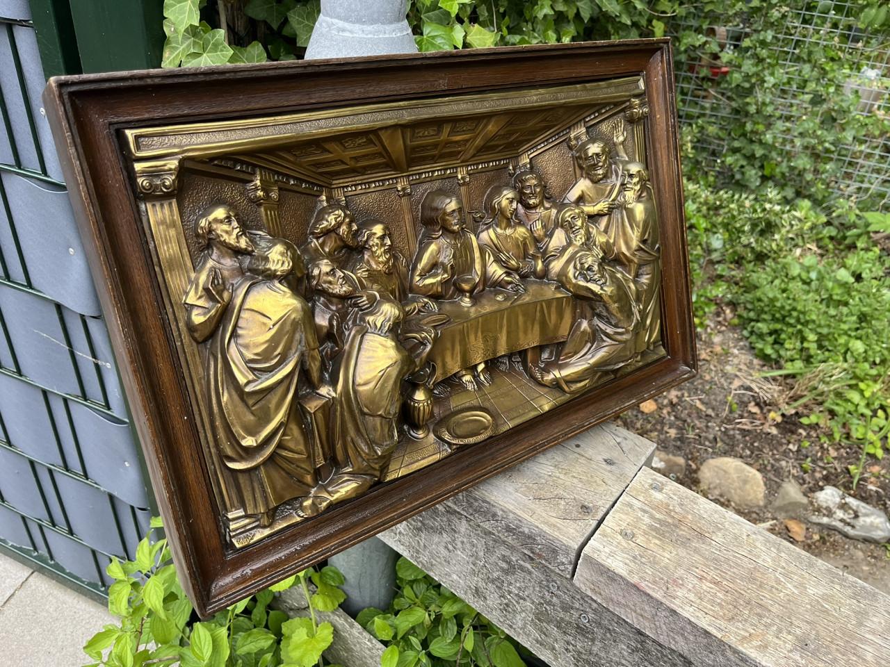 Messing reliëfsculptuur met houten lijst