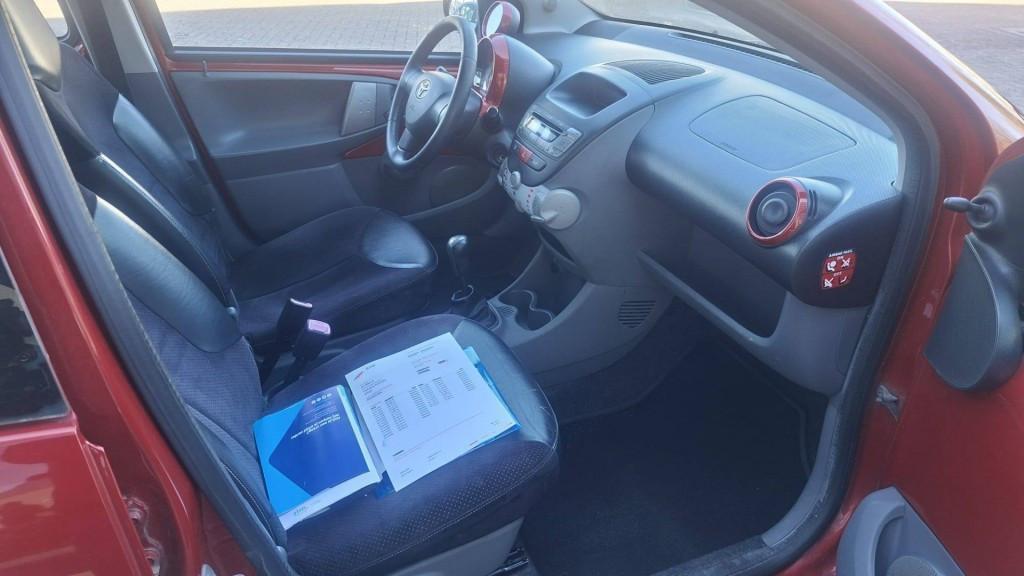 Toyota AYGO 1.0 12v Aspiration Red 5deurs bj:2010 airco leer apk 2027