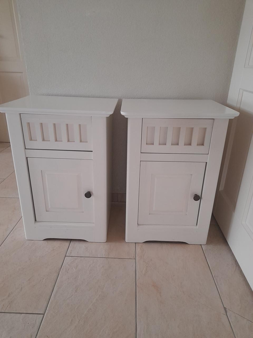 2 Massief houten nachtkastjes (in goede staat )