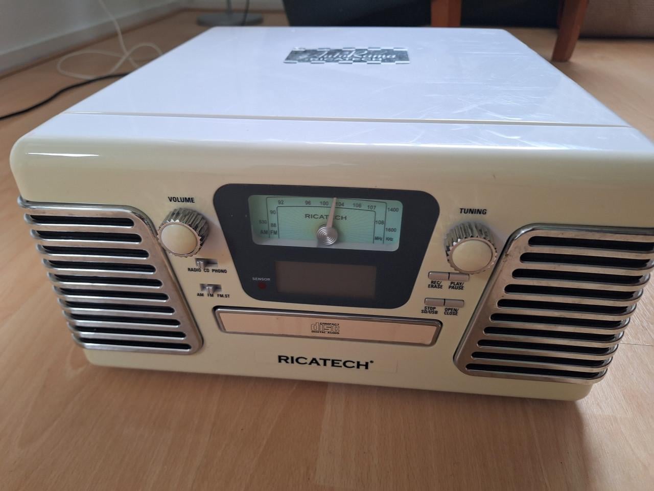 Radio met platenspeler en cd speler ineen.