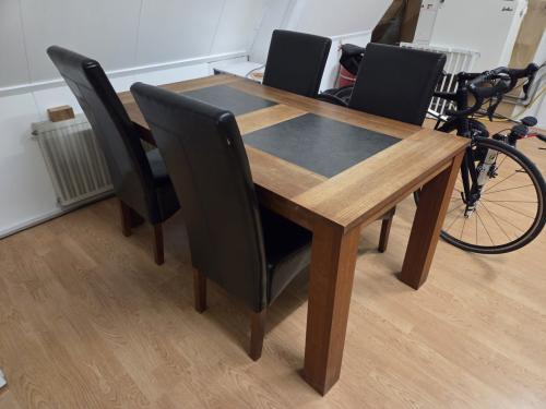 Eettafel met 4 stoelen