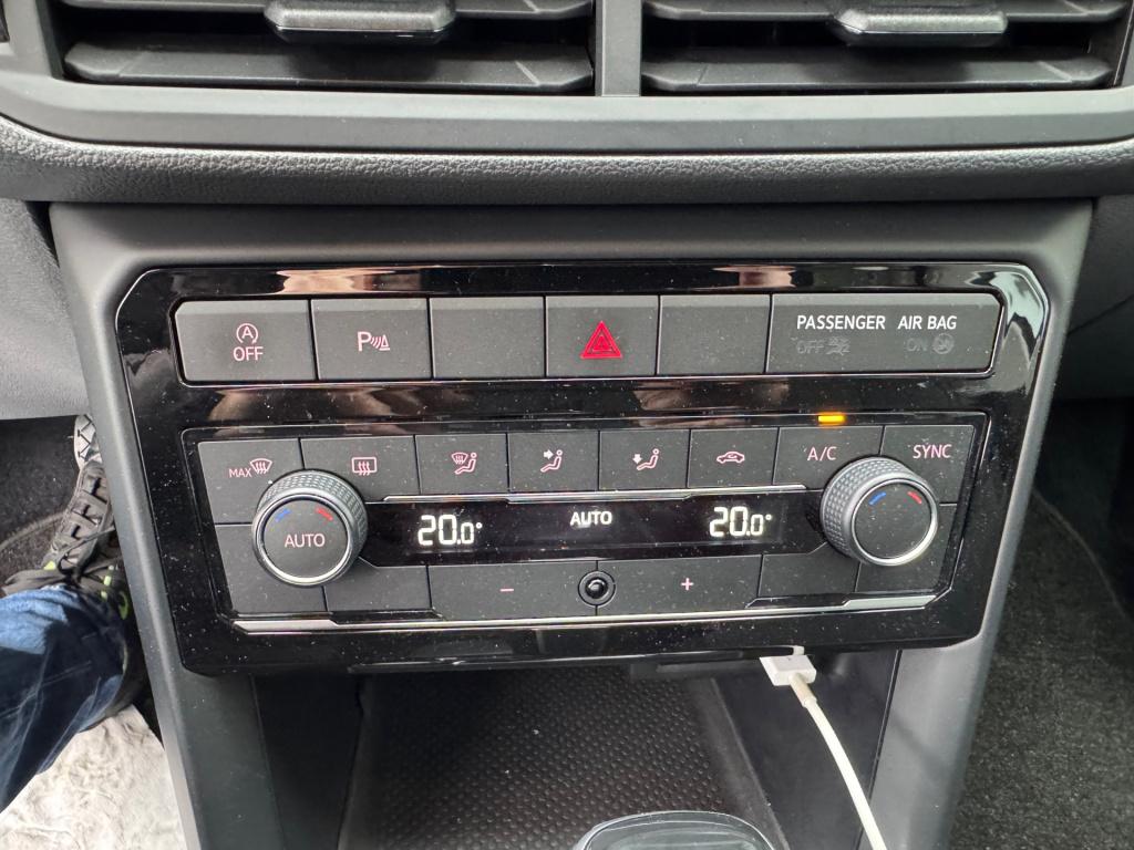 Volkswagen T-cross 1.0 tsi life automaat , apple carplay , trekhaak