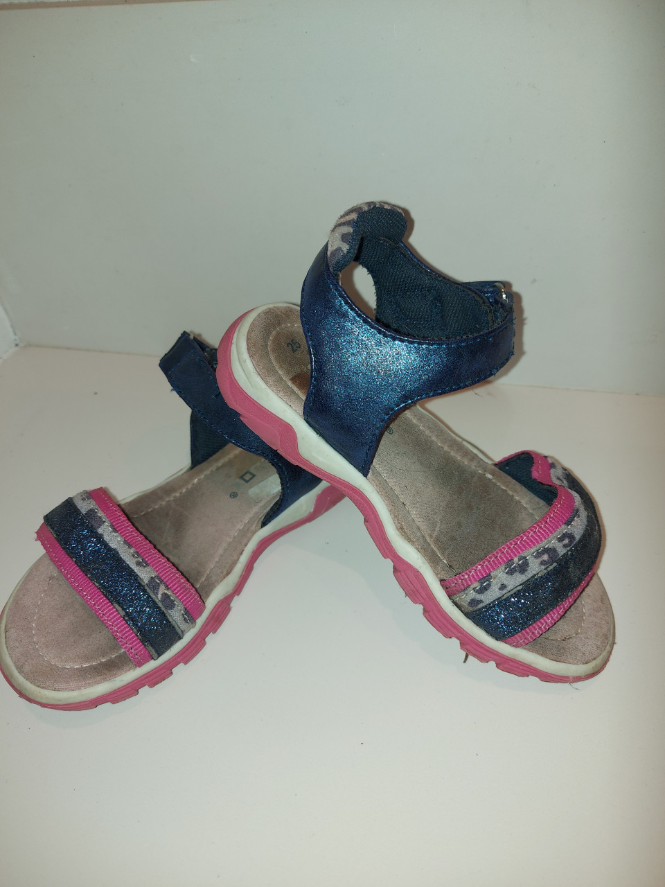 Leuke z.g.a.n. blauw roze sandalen (maat 26)