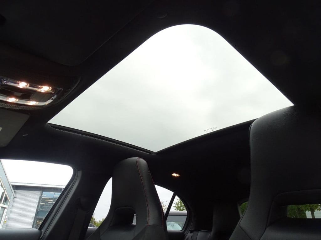 Mercedes-Benz A-Klasse 180 business solution amg | pano | led | el trekhaak