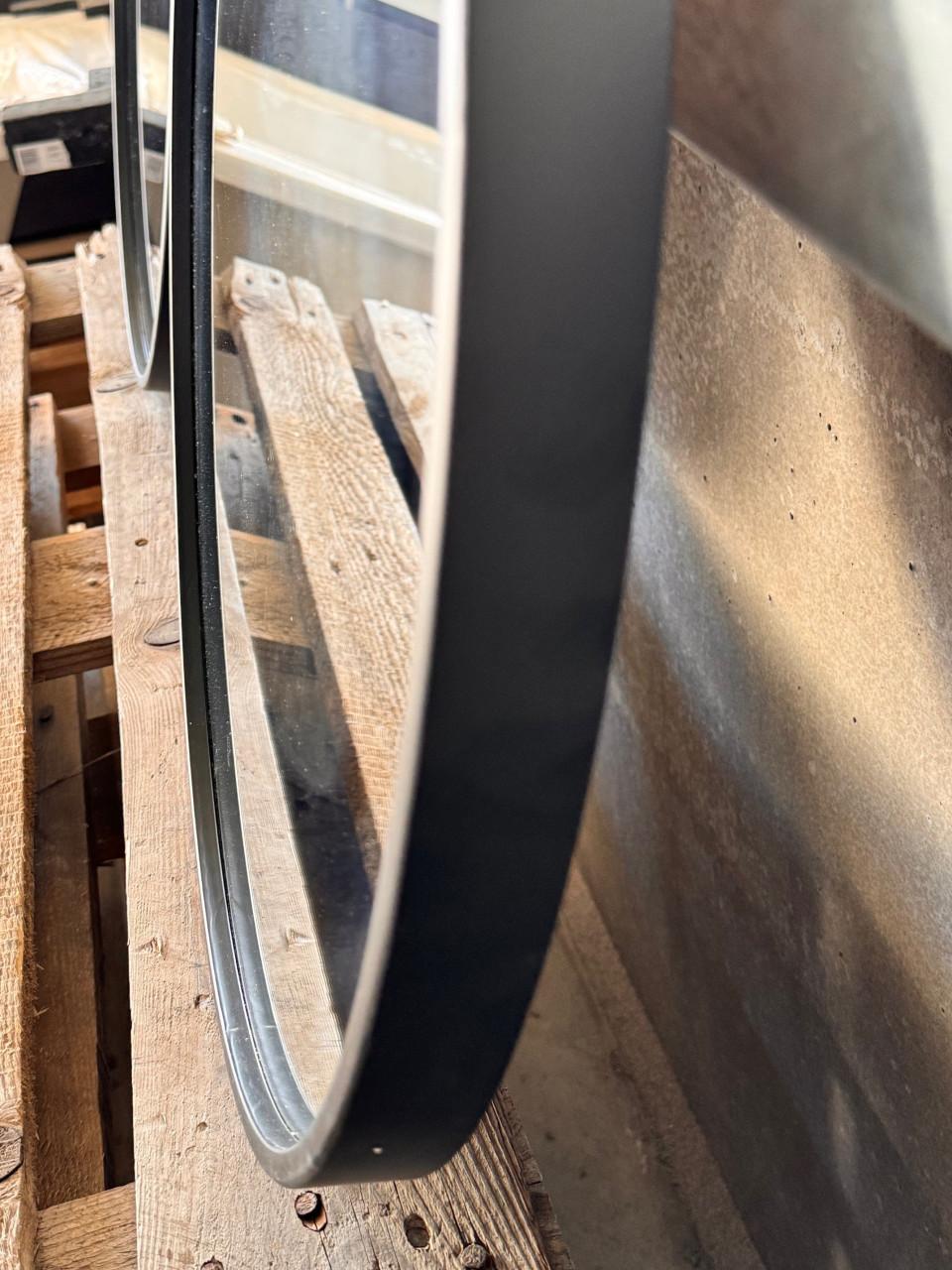 Nieuwe Spiegel zwart diameter 600mm , zwart kader inclusief plafondbev.