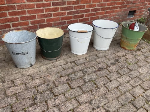 Oude emaille emmers