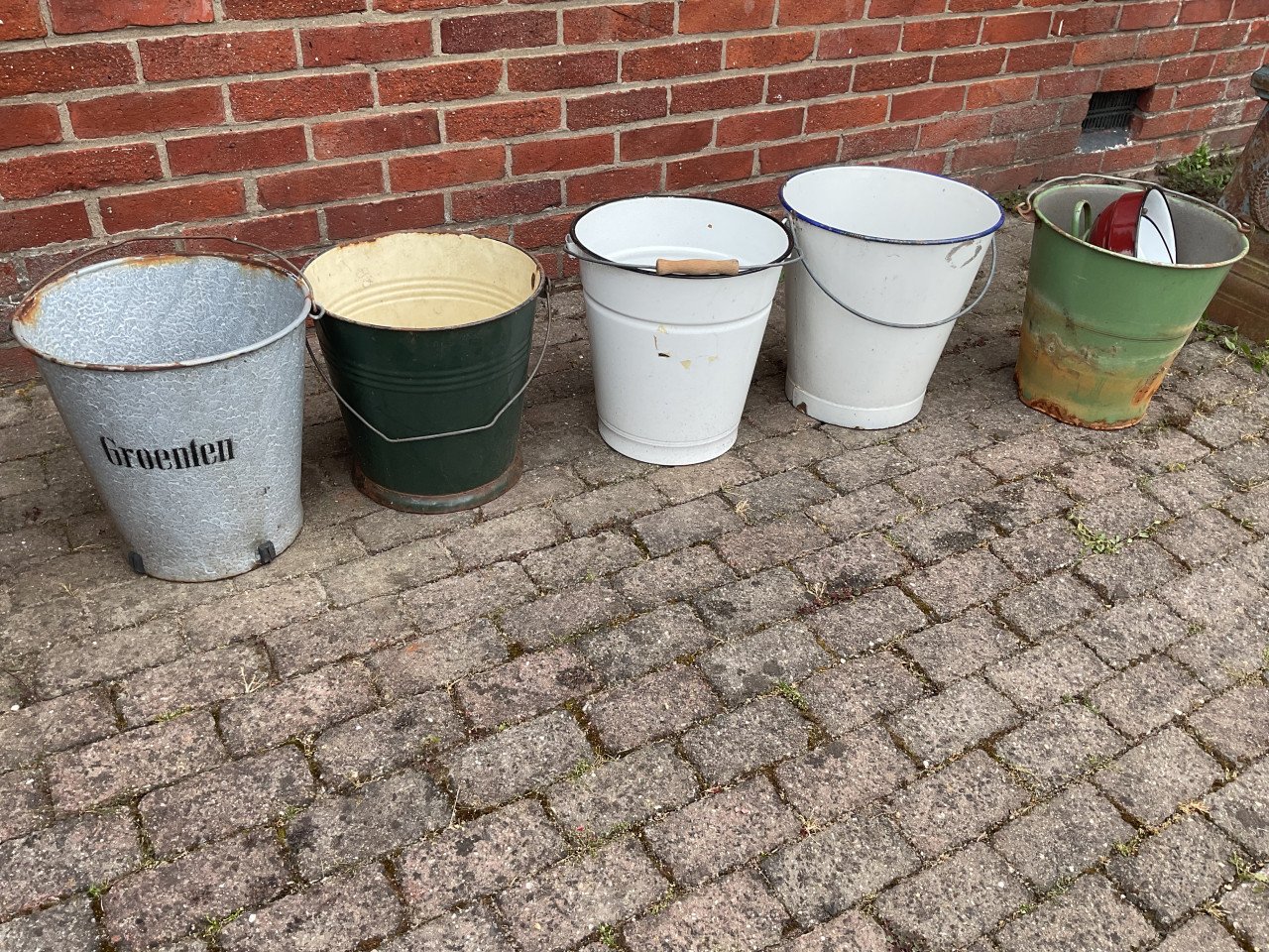 Oude emaille emmers