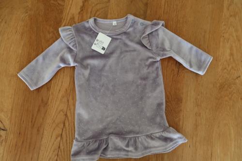 Nieuw jurkje, maat 68, licht paars velours met zilver stipje.