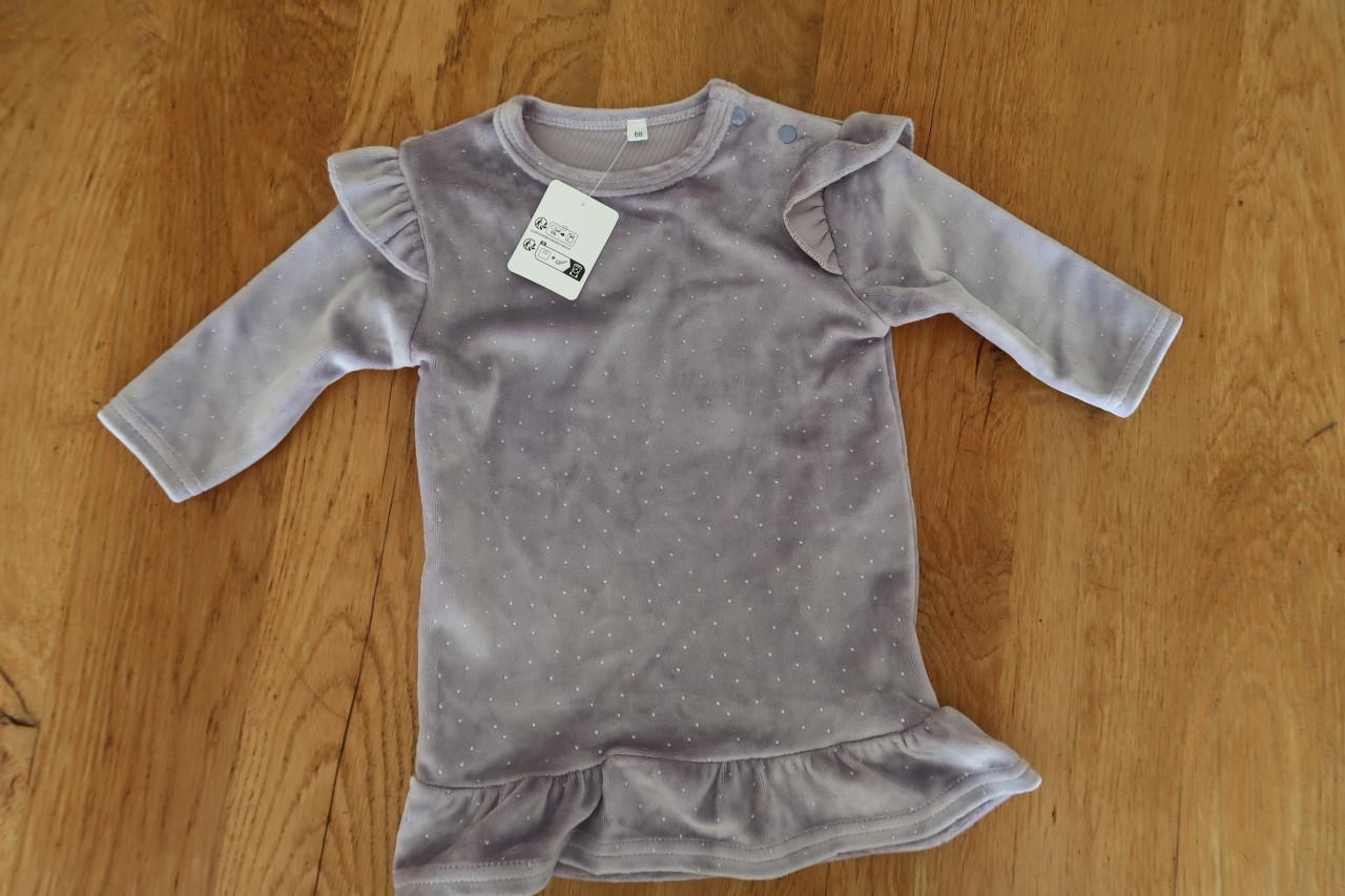 Nieuw jurkje, maat 68, licht paars velours met zilver stipje.