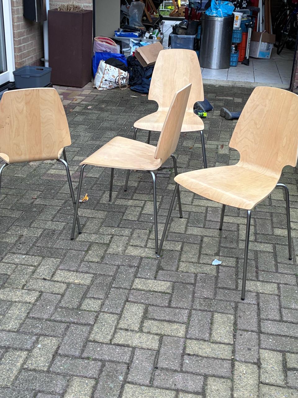 4 houten stoelen