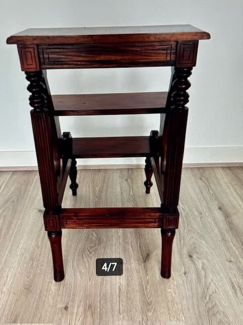 Bibliotheektrapje / bankje/stoel/ tafeltje.