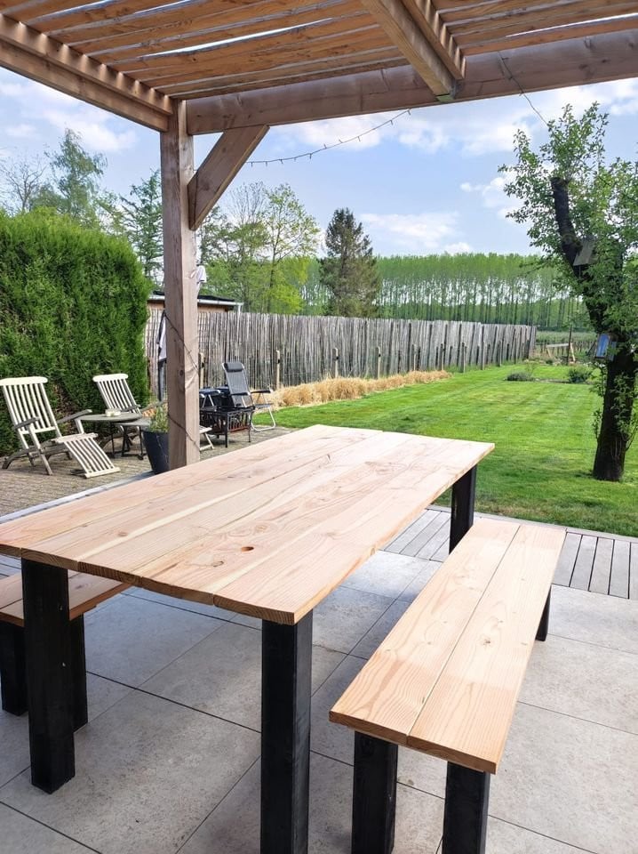 NIEUWE TUINSET MET TAFEL EN 2 BANKEN IN DOUGLAS HOUT