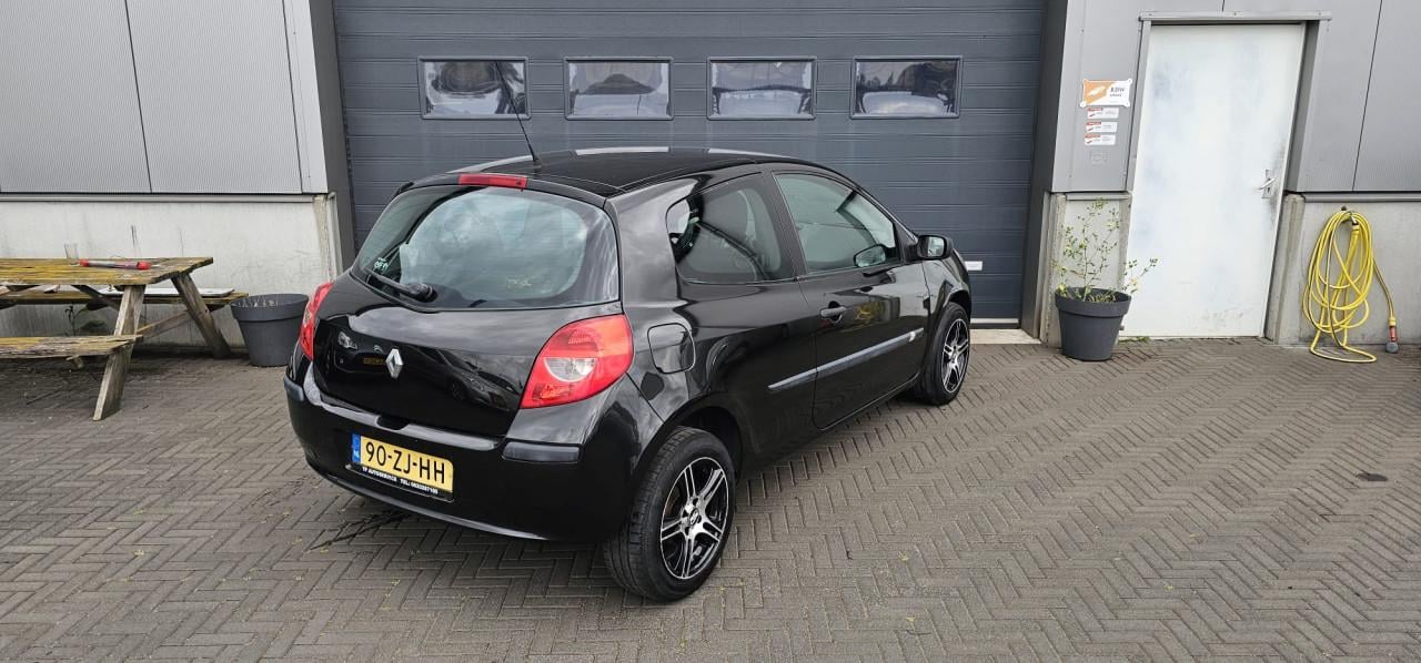 TE KOOP RENAULT CLIO 1.2 16V MET AIRCO VOL JAAR APK BIJ AFLEVERING