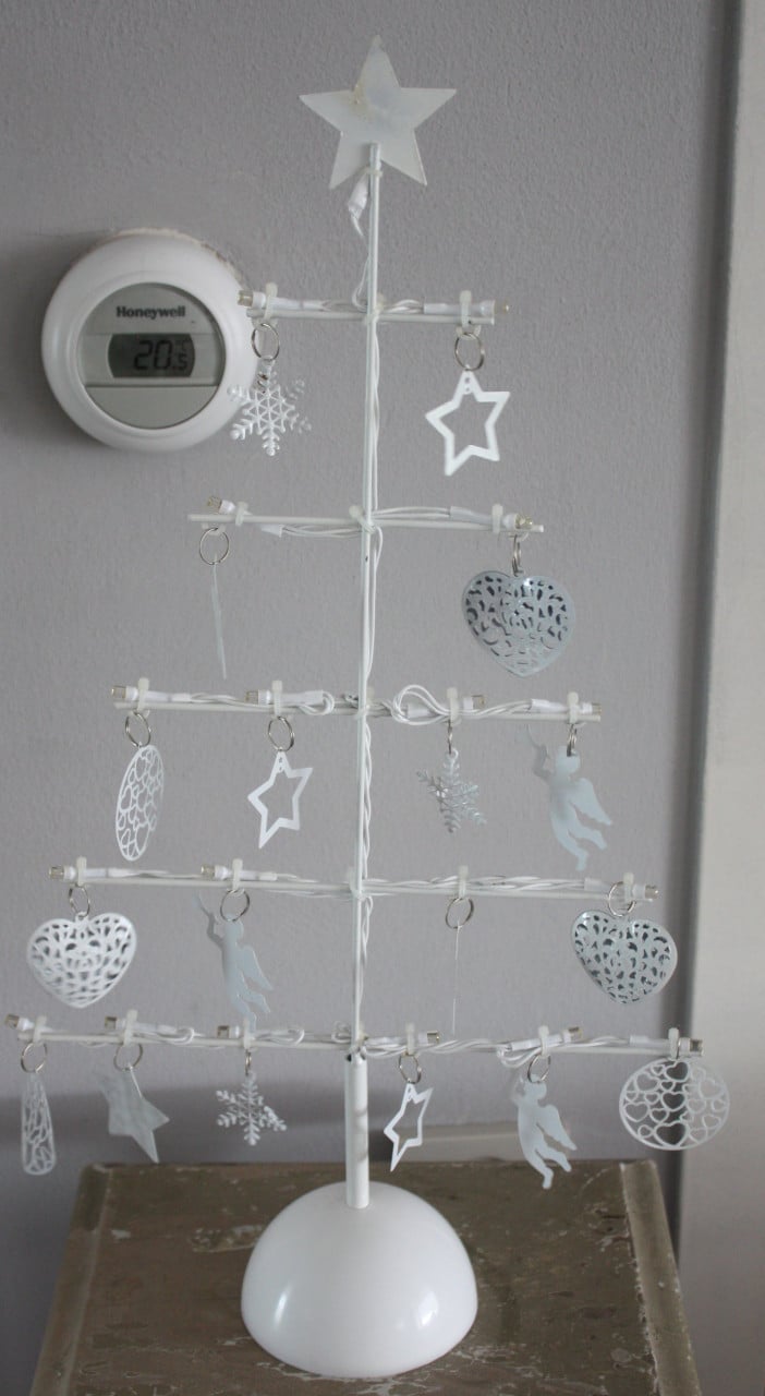 Metalen kerstboom met bedeltes en lichtjes