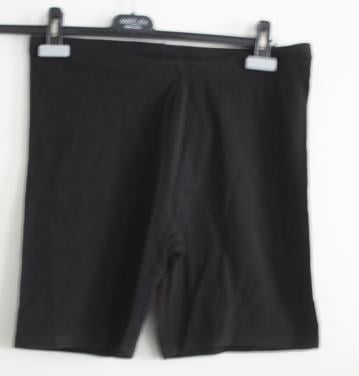 Zwart kort broekje  maat 44