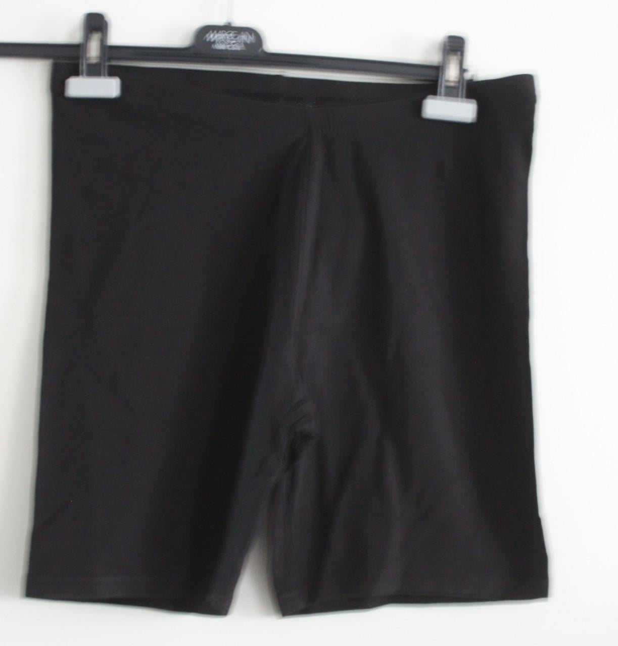 Zwart kort broekje  maat 44