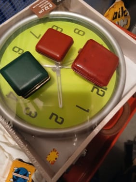 4 REISWEKERS+NIEUWE KLOK