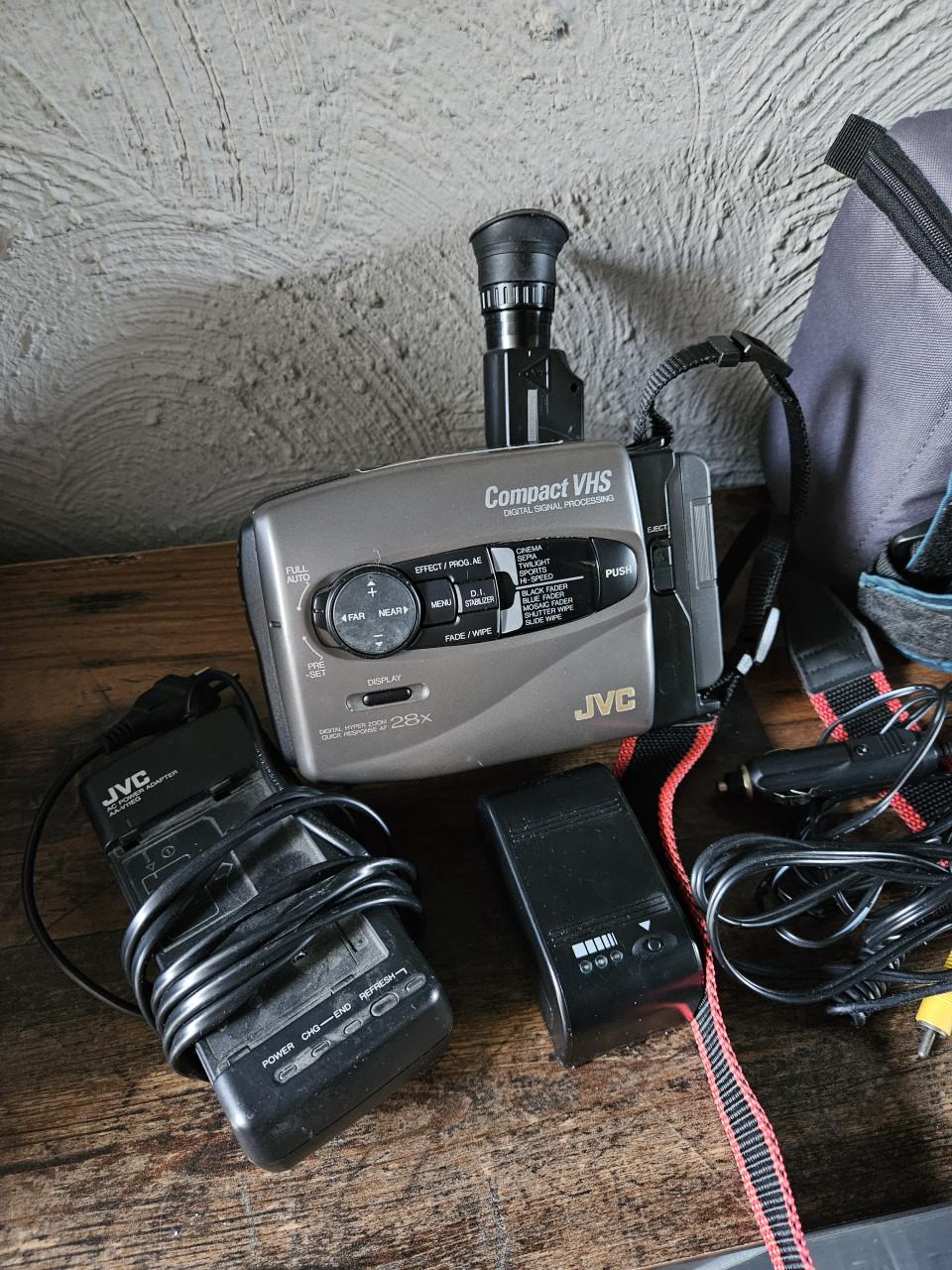 JVC Compact VHS c Videocamera GR-AX660EG met accessoires