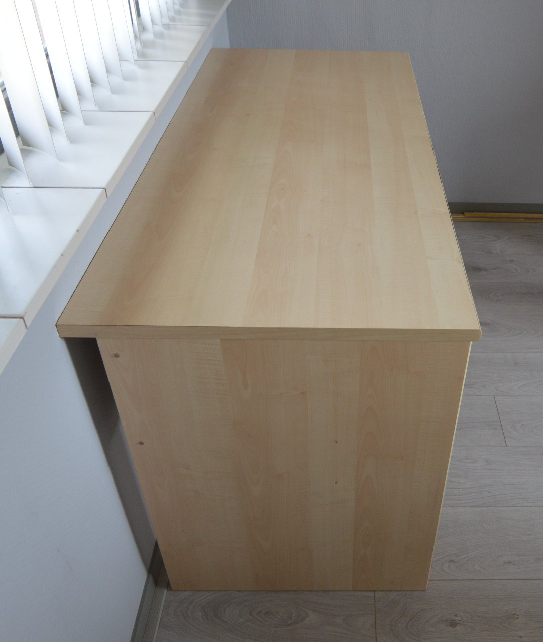 Bureau (ahorn) + Bureaulamp (halogeen) + Boekenplank (ahorn)