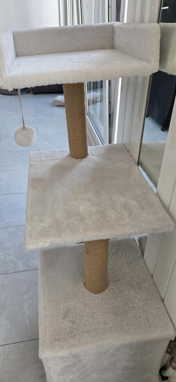 Mooie en compacte krabpaal / kattenboom – Wit pluche (Zgan)