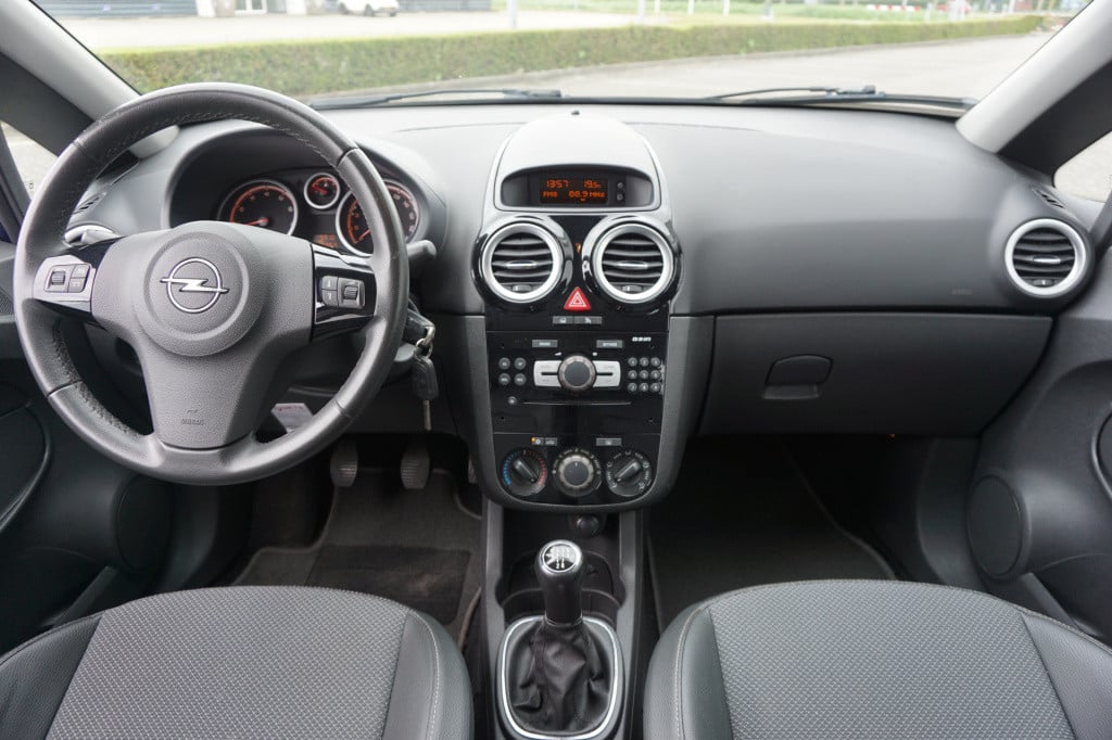 Opel Corsa 1.2-16v cosmo airco / elektr. ramen / trekhaak / nap