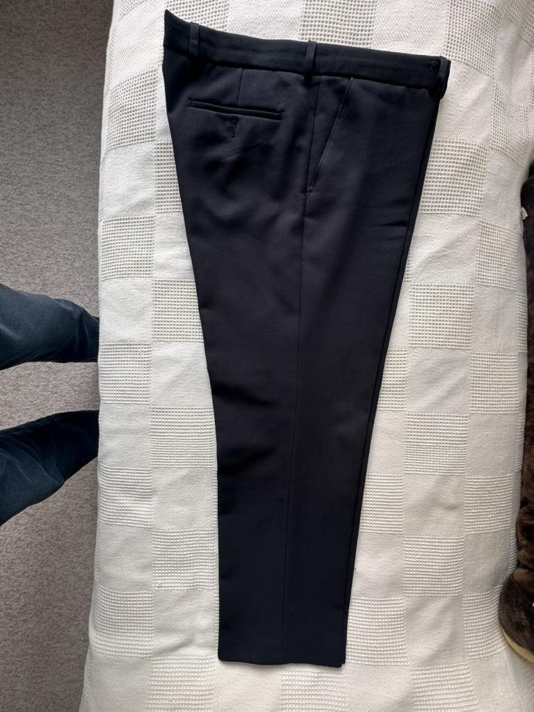 2 NIEUWE PANTALONS 1 BLAUWE EN 1 ZWARTE.
