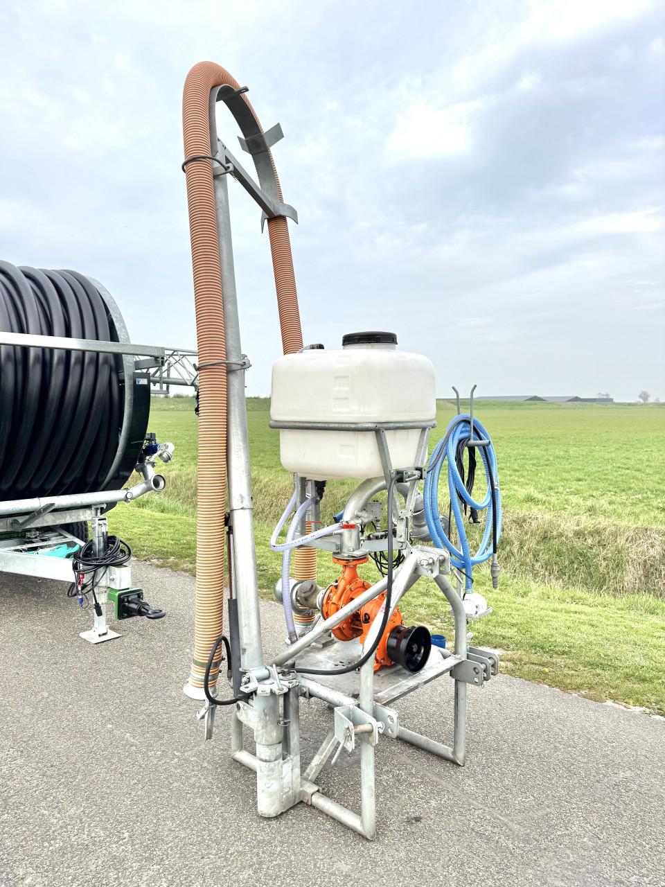 In nieuwstaat gegalvaniseerd haspel met sproeiboom + landini pomp 300/90