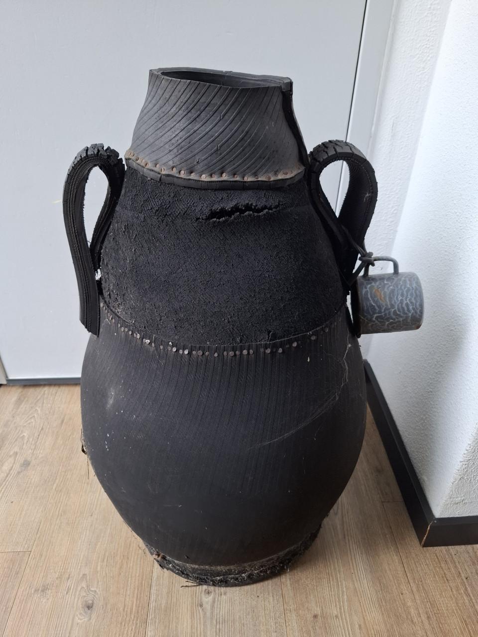 Hoge vaas van autobanden