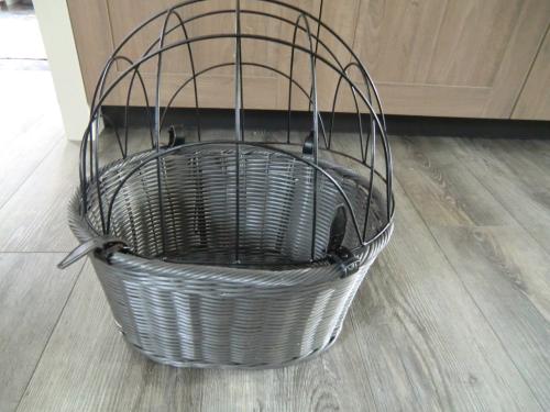 Hondenfietsmand voorop