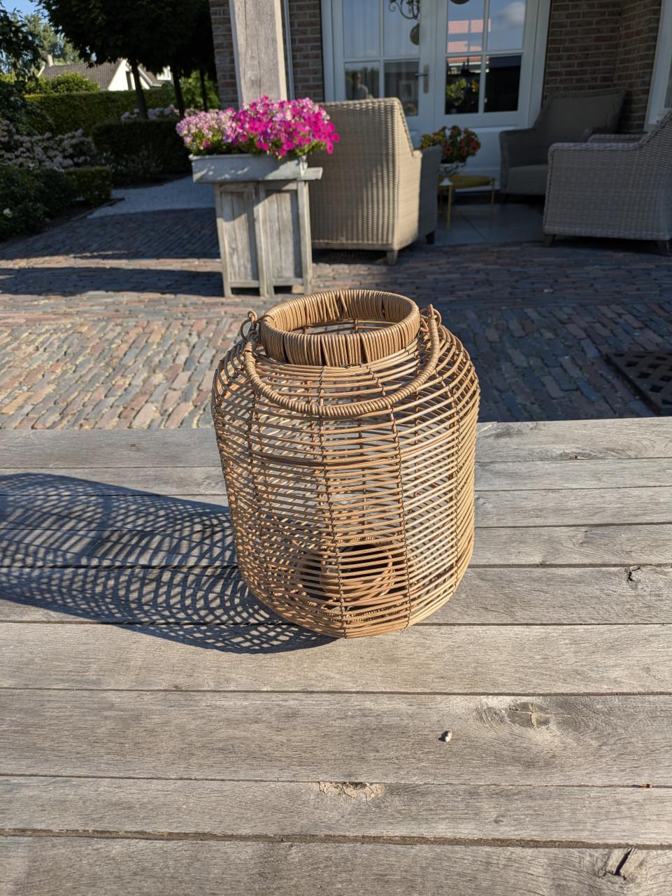 Windlicht, rieten lamp, rotan kapstok en kruk