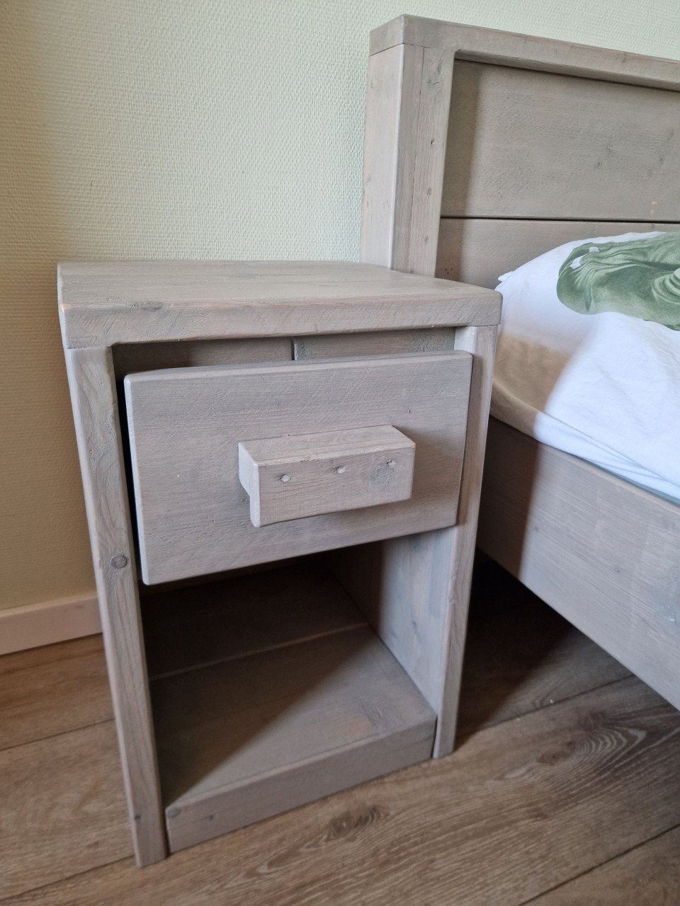 Kinderkamer steigerhout (bed, nachtkastje en kledingkast)
