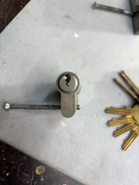 Drie gelijksluitende cilinders