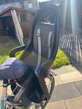 Kinderstoeltje achter op.