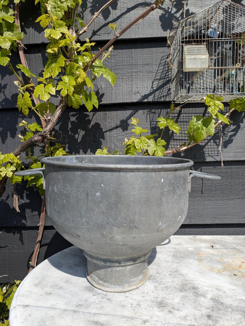 Grote zinken pot