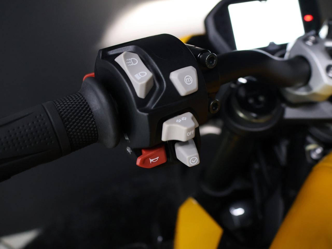STREET TRIPLE 765 RS | Cosmic Yellow